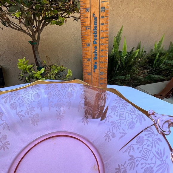 Pink depression glass etched bowl with gold trim - Picture 5 of 6